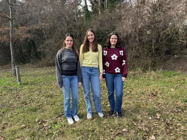 Vanessa, Ellena und Valentina schauen sich die Bodenversiegelung an. | Foto: Fabian Franz/MeinBezirk