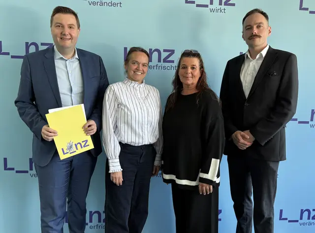 V.l.: Gesundheitsstadtrat Michael Raml (FPÖ), Suzan Reitsema (Team Gesundheit und Sport), Dagmar Luft (Bereichsleitung Gesundheitsförderung) und Ulrich Püschel (Direktor Geschäftsbereich Gesundheit und Sport) präsentieren die Zwischenbilanz der Gesundheitsstrategie. | Foto: Stadt Linz/privat