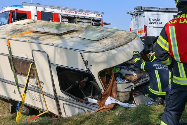 Zwischen Lambach und Neukirchen gerät ein Wohnwagen von der Straße ab und landet im Graben. | Foto: laumat/Matthias Lauber