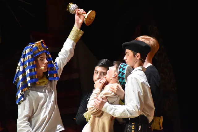 Joseph mit dem "gestohlenen Kelch", der in Benjamins Sack gefunden wurde. | Foto: MeinBezirk/Michael Strini