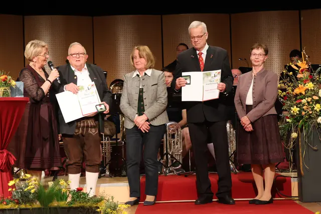 Die zwei Geehrten in der Kategorie Ehrenamt: Josef Schwarzmannseder (2.v.l.) und August Meindlhumer (2.v.r.). | Foto: MeinBezirk