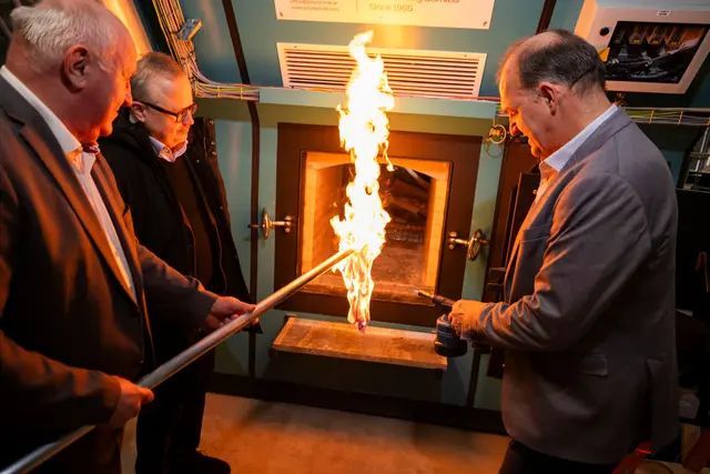 Bürgermeister Ernst Wendl entzündet gemeinsam mit EVN Wärme Geschäftsführer Alfred Freunschlag und Landtagsabgeordneten Otto Auer das erste Feuer im neuen Biomassekessel. | Foto: EVN / Matejschek