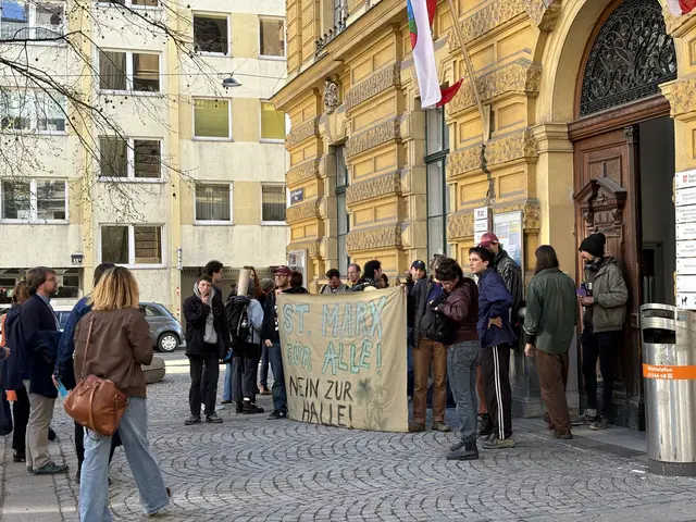 Eine Demonstration mit rund 20 Teilnehmerinnen und Teilnehmer hatte sich vor dem Amtshaus versammelt.  | Foto: Luca Arztmann/MeinBezirk