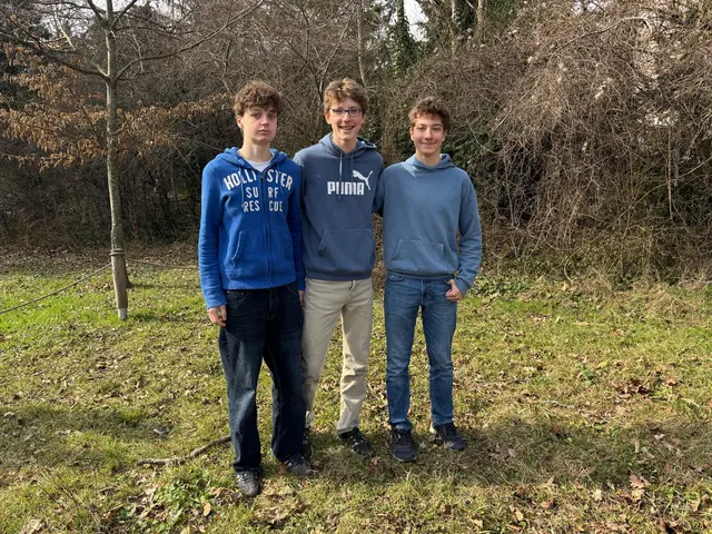 Noah, Benjamin und Lukas G. behalten den Überblick über die Hitzetage.  | Foto: Fabian Franz/MeinBezirk