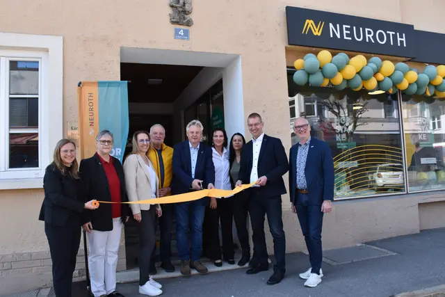 Melanie Heckmann, Irmgard Hartlieb, Monika Simschitz, Karl Tillian, Leopold Astner, Claudia Rauter, Tanja Strohmaier, Ronny Bauer, und Hanns Stattmann (v.l.) | Foto: MeinBezirk/Carmen Rienzner