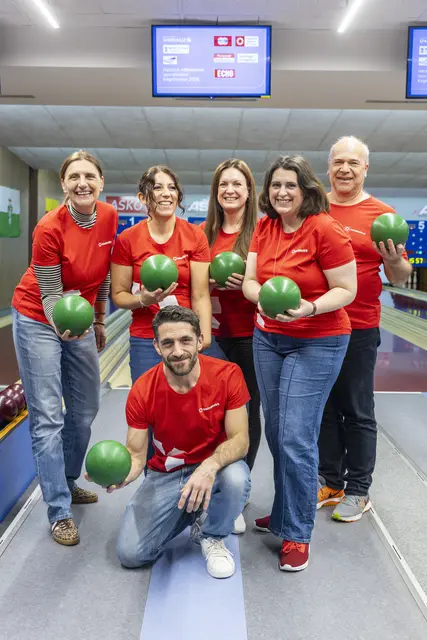 Team 1 und Team 2 der RegionalMedien Salzburg beim Kegel-Medienturnier in Salzburg.  | Foto: Salzburger Sparkasse/wildbild/rohrer