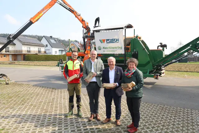 David Hausleitner, Markus Lafer, Josef Ober und Martina Lepschi stellten den neuen Schneidspalter vor. | Foto: Johann Schleich