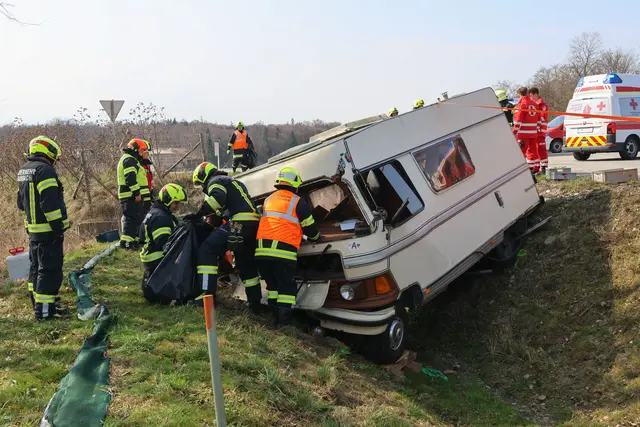 Zwischen Lambach und Neukirchen gerät ein Wohnwagen von der Straße ab und landet im Graben. | Foto: laumat/Matthias Lauber