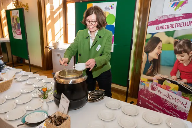 Lehrerin Maria Führer-Lettner verteilt Fastensuppe ganz nach dem Motto: "Man muss auch über den Tellerrand hinausschauen können." | Foto: LWBFS Mauerkirchen