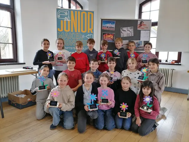 Die Kinder der VS Sierninghofen präsentieren begeistert ihre Werke, die sie bei den Schulaktionstagen der Junior Maker Pioneers gefertigt haben.  | Foto: TIC Steyr I Junior Maker Pioneers