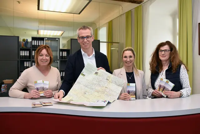 Bürgermeister Johannes Heuras, Amtsleiterin Melanie Kaindl und die Bürgerservice-Mitarbeiterinnen Herta Mayrhofer und Andrea Radl präsentieren die neue Ortskarte von St. Peter/Au. | Foto: Gemeinde