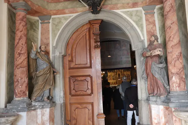 Beim Eingang zur Kirche Maria Trost im Grazerfeld stehen der hl. Petrus (li) und der hl. Paulus | Foto: Edith Ertl