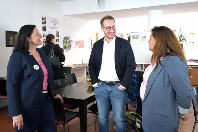 Für LHStv Wohlgemuth gab es vergangenes Jahr Einblicke in den Verein „Beziehungsweise Lernen“. | Foto: Land Tirol/Dominik