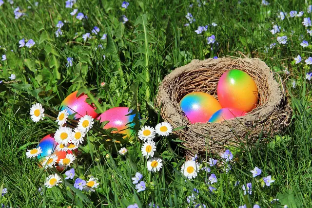 Bunte Ostereier warten darauf, beim Familienprogramm entdeckt zu werden. | Foto: PantherMedia/Astrid08