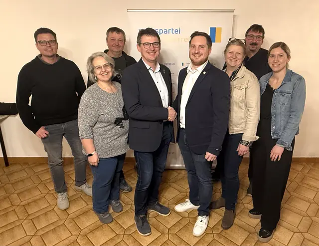 Franz Linsbauer gratulierte dem neuen Obmann Matthias Ederer (M.) und seinem Vorstand. | Foto: Herbert Gschweidl