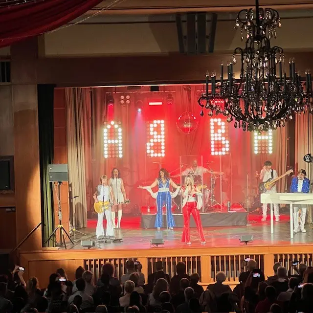 Die ABBA Tribute-Show lud zum Mitsingen und Mittanzen ein. | Foto: Albrecher