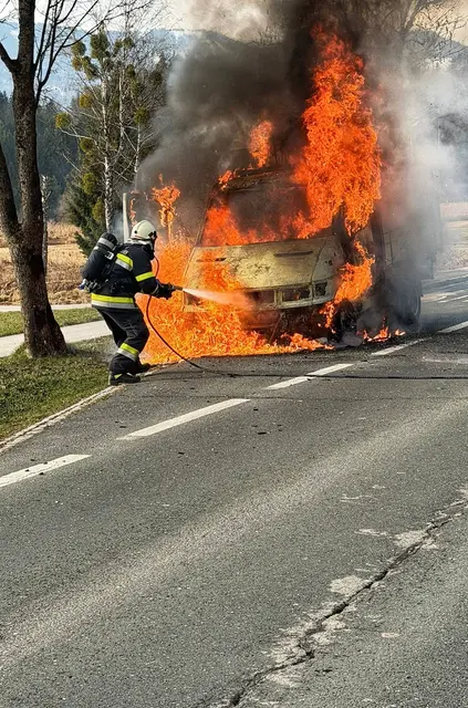 Das Fahrzeug stand in Flammen. | Foto: Freiwillige Feuerwehr Köttmannsdorf