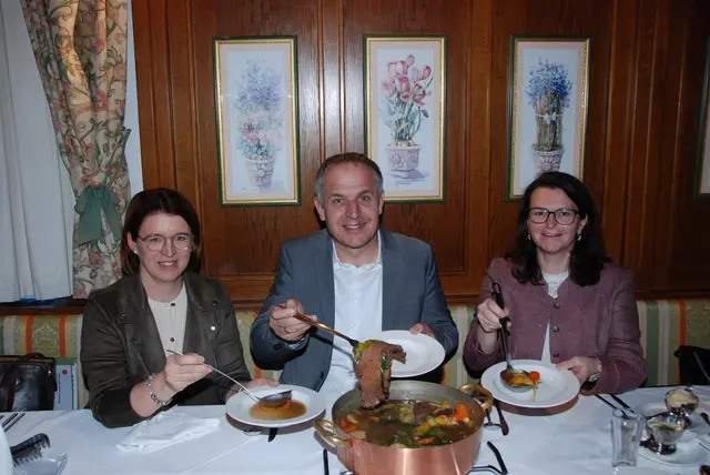 Michaela Langer-Weninger, Christian Mader und Elisabeth Gneißl beim Rindfleischessen im Gasthaus Lindner.  | Foto: MeinBezirk/Steiner-Watzinger