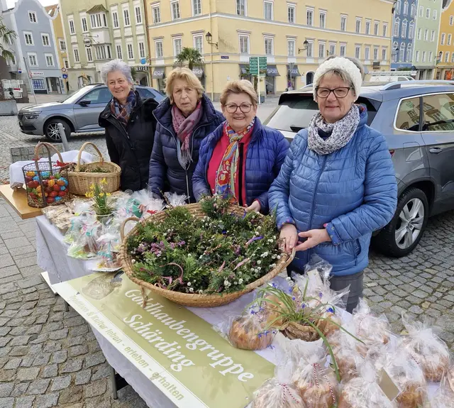 Die Schärdinger Goldhaubenfrauen sind am Donnerstag, 26. März 2026, mit einem Stand am Schärdinger Wochenmarkt vertreten. | Foto: Schärdinger Goldhaubenfrauen
