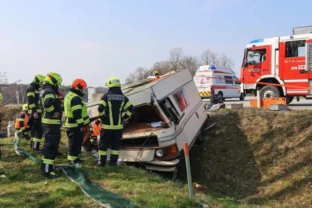 Zwischen Lambach und Neukirchen gerät ein Wohnwagen von der Straße ab und landet im Graben. | Foto: laumat/Matthias Lauber