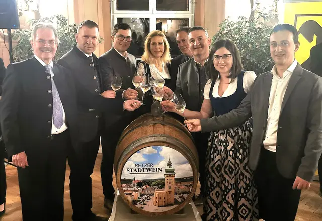 Karl Wilfing, Stefan Lang, die Winzerfamilien Schnabl und Freytag sowie Daniel Wöhrer stoßen mit dem Stadtwein an. | Foto: Messirek