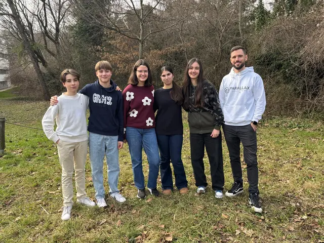 Mateo, Constantin, Valentina, Helene und Zsófia übernehmen jeweils die Teamleads. Sie berichten dann direkt an ihren Lehrer, Dominik Wind. | Foto: Fabian Franz/MeinBezirk