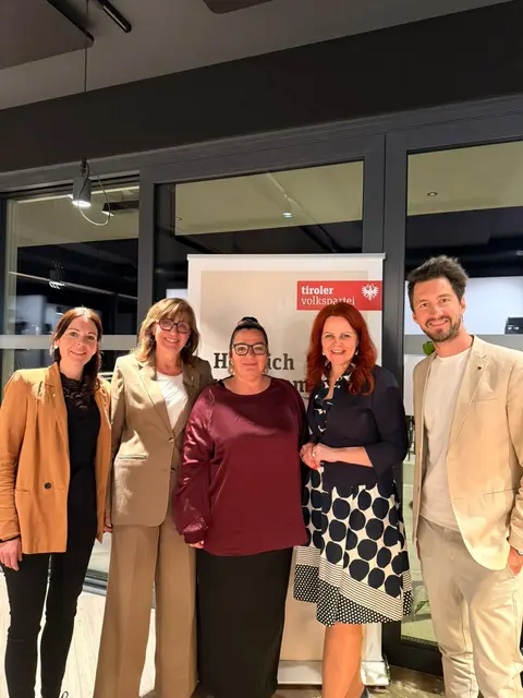 Das neue VP Vorstandsteam in Rinn mit Landesrätin Hagele. 
v.l. Sandra Ebenwaldner, Anneliese Junker, Claudia Gapp, Cornelia Hagele und Dominic Weger. | Foto: VP Tirol