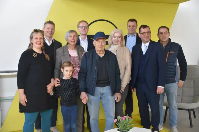 (v.l.) Pia Gredinger mit Tochter Kiki, Rainer Kowarsch (Opel), Elfriede Gredinger, Konrad Böhm (Opel), Matthias Gredinger, Judith Porstner (Opel), Thomas Zierler (Opel), Autohaus-Chef Roland Gredinger und Klaus Suer.  | Foto: MeinBezirk/Stefan Schneider