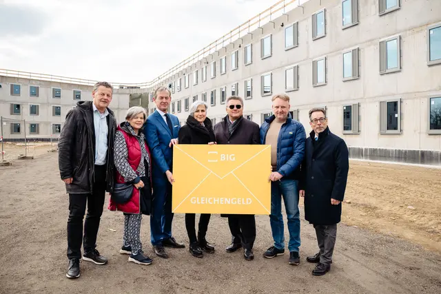 Übergabe des symbolischen Gleichenchecks | Foto: Rene Knabl
