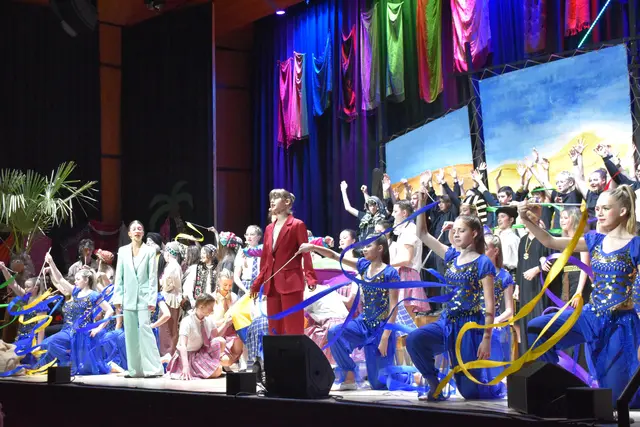 Ein farbenfrohes Spektakel der Schülerinnen und Schüler vom Wimmer Gymnasium brachten das Alte Testament ins Kulturzentrum Oberschützen. | Foto: MeinBezirk/Michael Strini