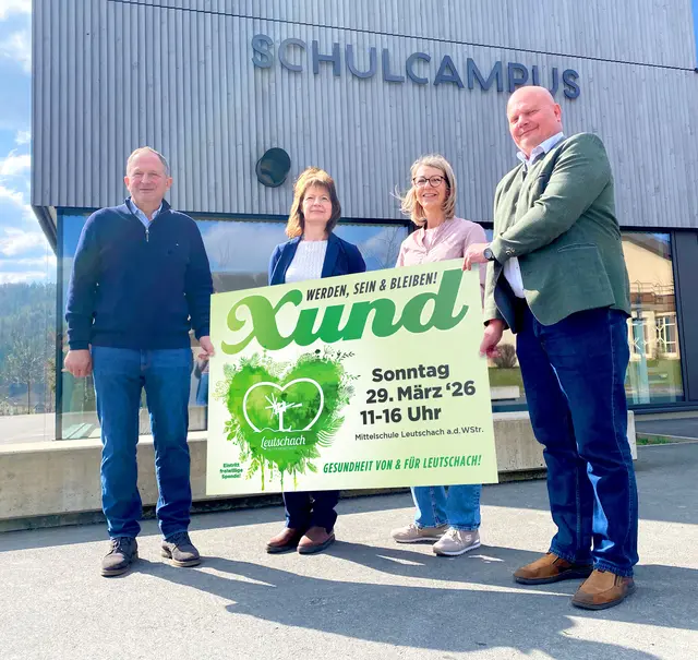 Bürgermeister Erich Plasch, Initiatorin und Mastermind Bernadette Resch, Amtsleiterin Elfriede Schmidt und Mitinitiator Jörg Hohensinner vor dem Schulcampus in Steiermarks größter Hopfen- und Weinbaugemeinde. | Foto: Der Markendenker