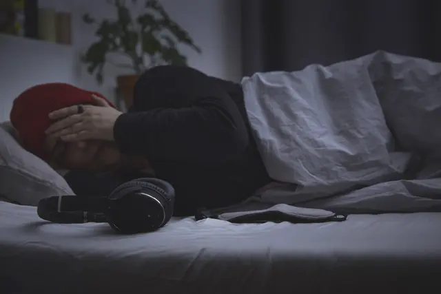Die Betroffenen sind extrem licht- und geräuschempfindlich, weshalb sie viel in abgedunkelten Räumen ruhen müssen. | Foto: Lea Aring/Deutsche Gesellschaft für ME/CFS