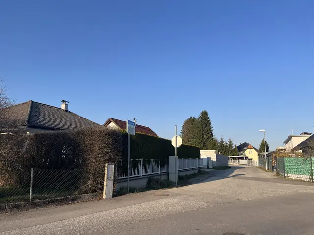 Am Straßenrand sollen flexible Poller hinkommen, um den Verkehr in der Abstimmungsstraße zu beruhigen. | Foto: MeinBezirk.at/Michaela Erlacher