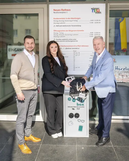 David Schiemer (Gruppenleiter Bürgerservice), Alisa Hasani (Bürgerservicestelle) und Bürgermeister Klaus Schneeberger. | Foto: Stadt Wiener Neustadt/Weller