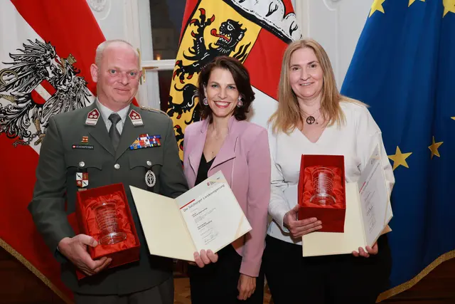 Landeshauptfrau Karoline Edtstadler (Bildmitte) bei der Verleihung des Ehrenbecher des Landes Salzburg an Andreas Bogensperger aus Werfen und Carmen Langaschek aus Tamsweg. Salzburg, 17.3.2026 | Foto: Land Salzburg / Franz Neumayr