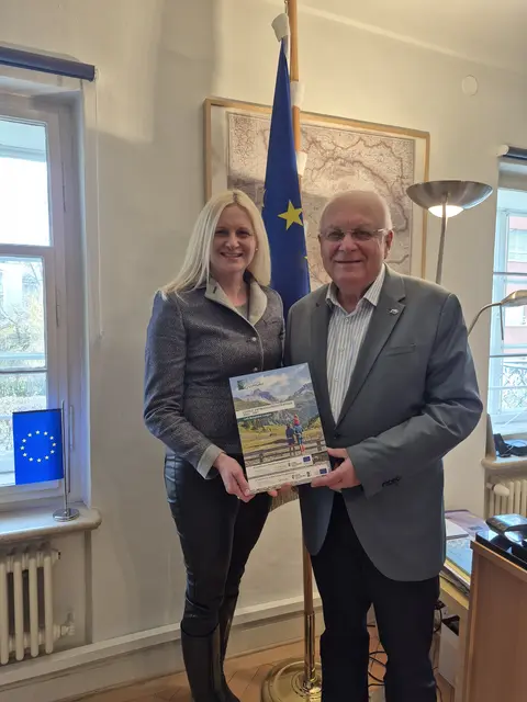Lungaus LEADER-Geschäftsführerin Petra Lüftenegger traf kürzlich den Vorstandsvorsitzenden des IRE, Franz Schausberger, im Rahmen eines Vernetzungstreffens in Salzburg. Dabei sei – so informierte LEADER Biosphäre Lungau, die Wichtigkeit der Europäischen Union (EU) für die Regionen besprochen worden. Dank dem Förderprogramm LEADER der EU in Kofinanzierung von Bund und Land, "wurden im Lungau und im gesamten Bundesland Salzburg wertvolle Projekte umgesetzt und so die Europäische Union für die Bürger sichtbar gemacht". Das Bundesland Salzburg zählt – so informierte LEADER Biosphäre Lungau – übrigens zu den Nettoempfängern (zahlt jährlich zirka 35 Mio. Euro an die EU und erhält jährlich zirka 90 Mio. Euro von der EU). | Foto: IRE (Institut der Regionen Europas)