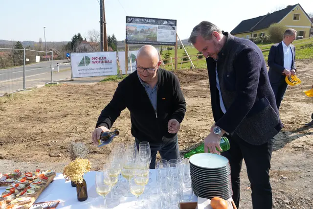 Toni vom Weingut Kobatl – „die Grean“ sorgte beim Spatenstich für die Verköstigung der Gäste. | Foto: Nicole Schawill