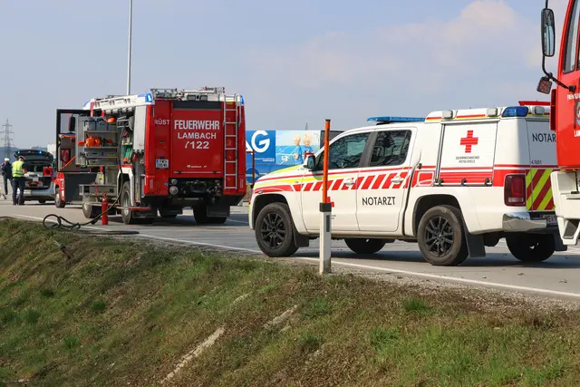 Zwischen Lambach und Neukirchen gerät ein Wohnwagen von der Straße ab und landet im Graben. | Foto: laumat/Matthias Lauber