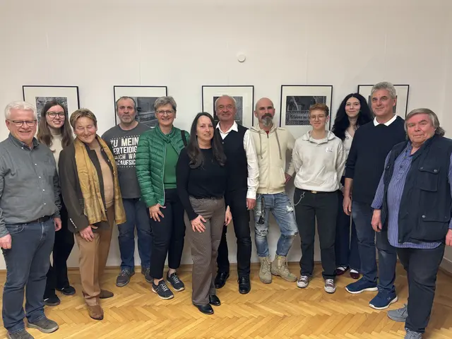 Die ausstellenden Fotografen mit den Vertretern der Gemeinden Groß Siegharts und Dietmanns | Foto: Daniel Schmidt