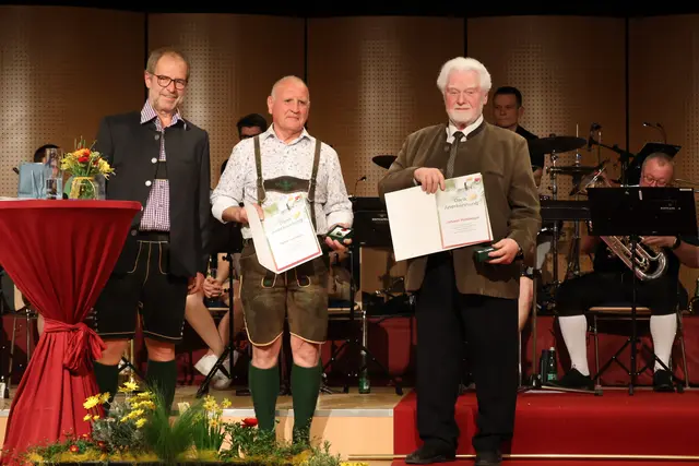 Über die Ehrenurkunde und den Ehrenring in der Kategorie Kultur durften sich Peter Pachner (Mitte) und Hans Ploberger (r.) freuen. | Foto: MeinBezirk