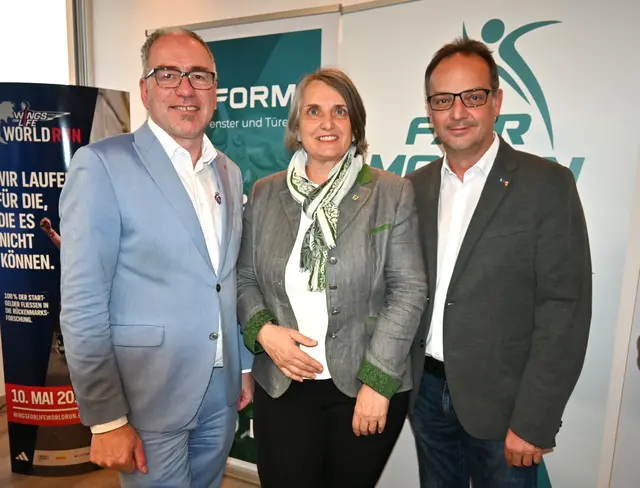 Die Bürgermeister Alexander Stangassinger und Barbara Schweitl mit SPÖ-Bezirkschef Roland Meisl. | Foto: Josef Wind