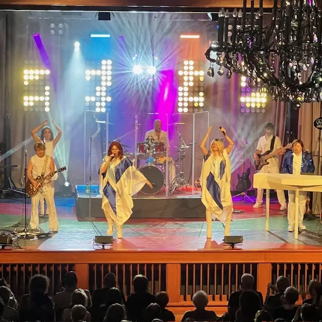 Die vier Darstellerinnen und Darsteller erinnerten frappant an Agnetha, Björn und Co. | Foto: Albrecher