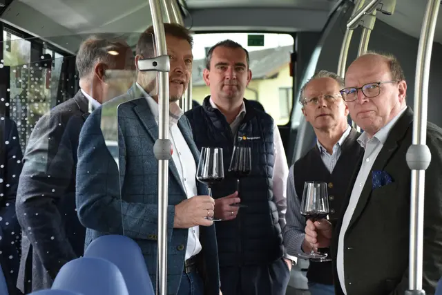 Wein genießen und mit den Shuttles kutschiert werden - das bietet der Weinfrühling auch in diesem Jahr. | Foto: MeinBezirk/Michael Strini
