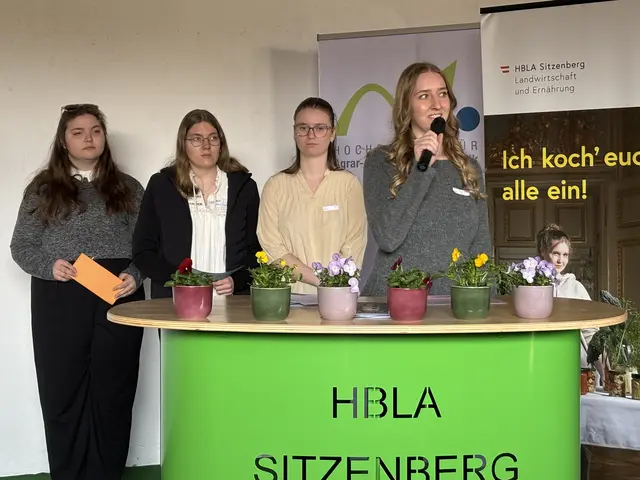 Die Schülerinnen präsentierten ihre Diplomarbeiten. | Foto: Victoria Edlinger