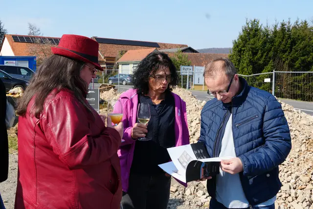 Zahlreiche Nachbarn und Anrainer nutzten den Spatenstich, um sich vor Ort zu informieren, und zeigten großes Interesse beim Durchblättern der Projektprospekte. | Foto: Nicole Schawill