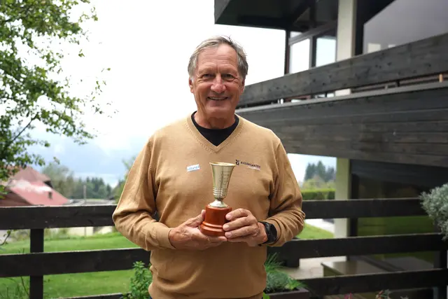 Franz Klammer vor seinem Haus in Mooswald. In den Händen hält er den Pokal, den er 1968 bei einem Jugendrennen gewann. | Foto: MeinBezirk.at 