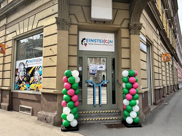 Die Fahrschule Einstei(g)n hat am Freitag in der Franz-Josef Straße eröffnet.  | Foto: MeinBezirk/Astrid Moder