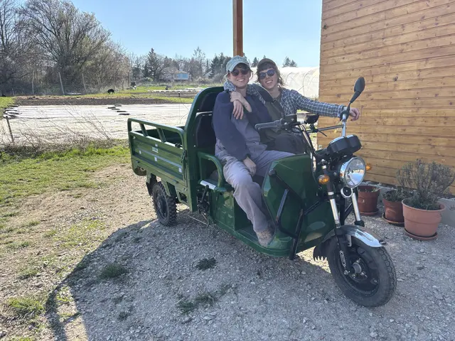 Damit wird ausgeliefert: Barbara Posch und Eva Ganzberger auf ihrem Elektromobil, mit dem sie regelmäßig auf den Straßen in und um Perchtoldsdorf unterwegs sind – stets mit naturbelassenem Gemüse beladen. | Foto: Mathias Kautzky/MeinBezirk