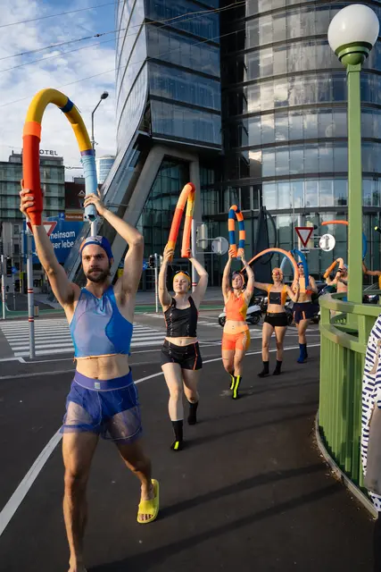 Im Mittelpunkt stehen Initiativen, Vereine und Künstlerinnen und Künstler, die sich für Vielfalt, Inklusion sowie feministische und antifaschistische Praxis im Sport einsetzen - etwa durch den Schwimmverein Donaukanal.  | Foto: Sarah Tasha Hauber