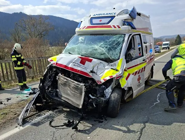 Der Rettungswagen befand sich mit Blaulicht auf dem Weg zu einem Einsatz, als es zum Unfall kam. | Foto: Feuerwehr St. Georgen/Straßburg
